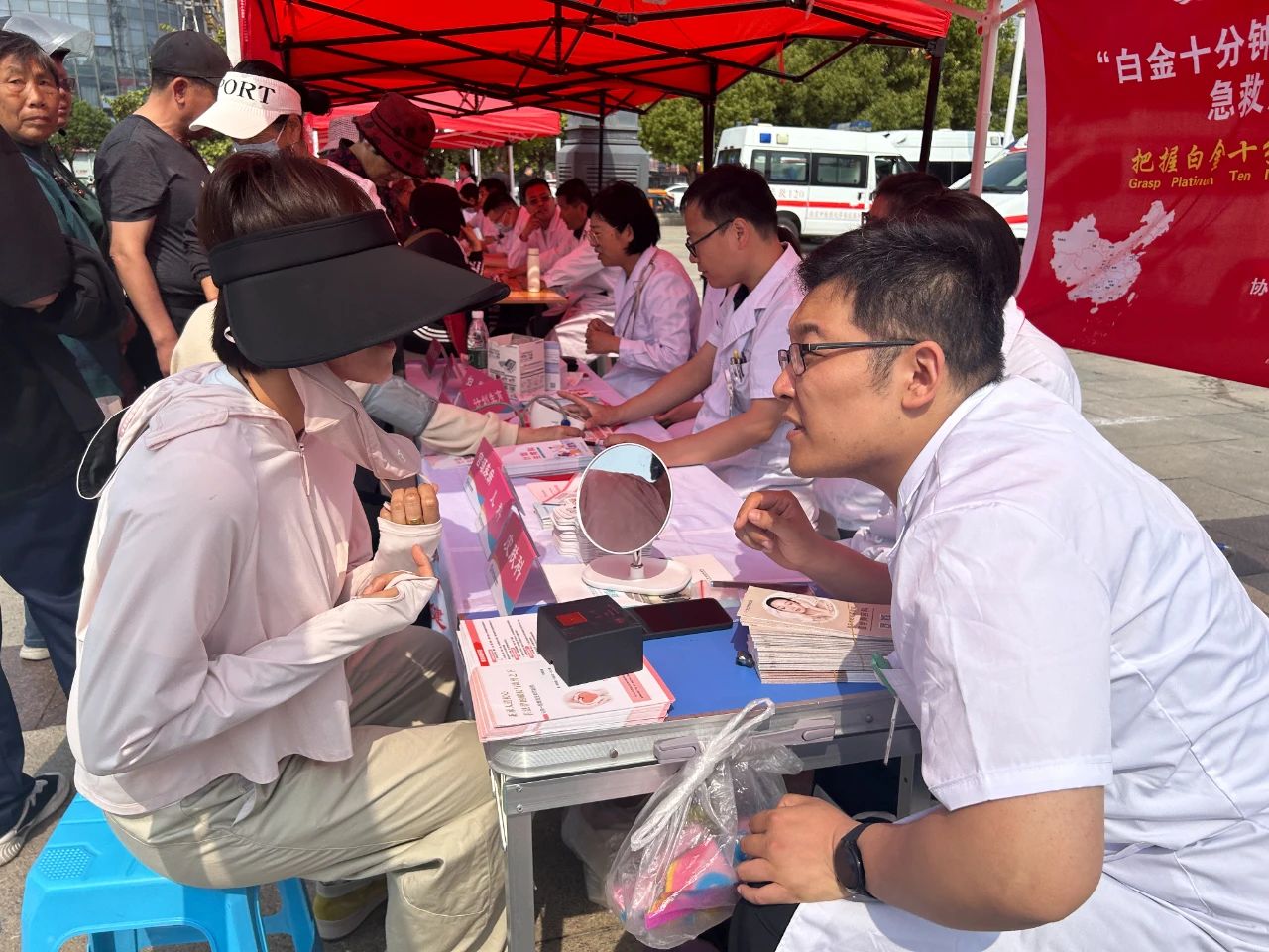 枣庄市妇幼保健院参加全市2025年“5.8世界红十字日”宣传暨“红十字博爱周”启动仪式及健康义诊活动
